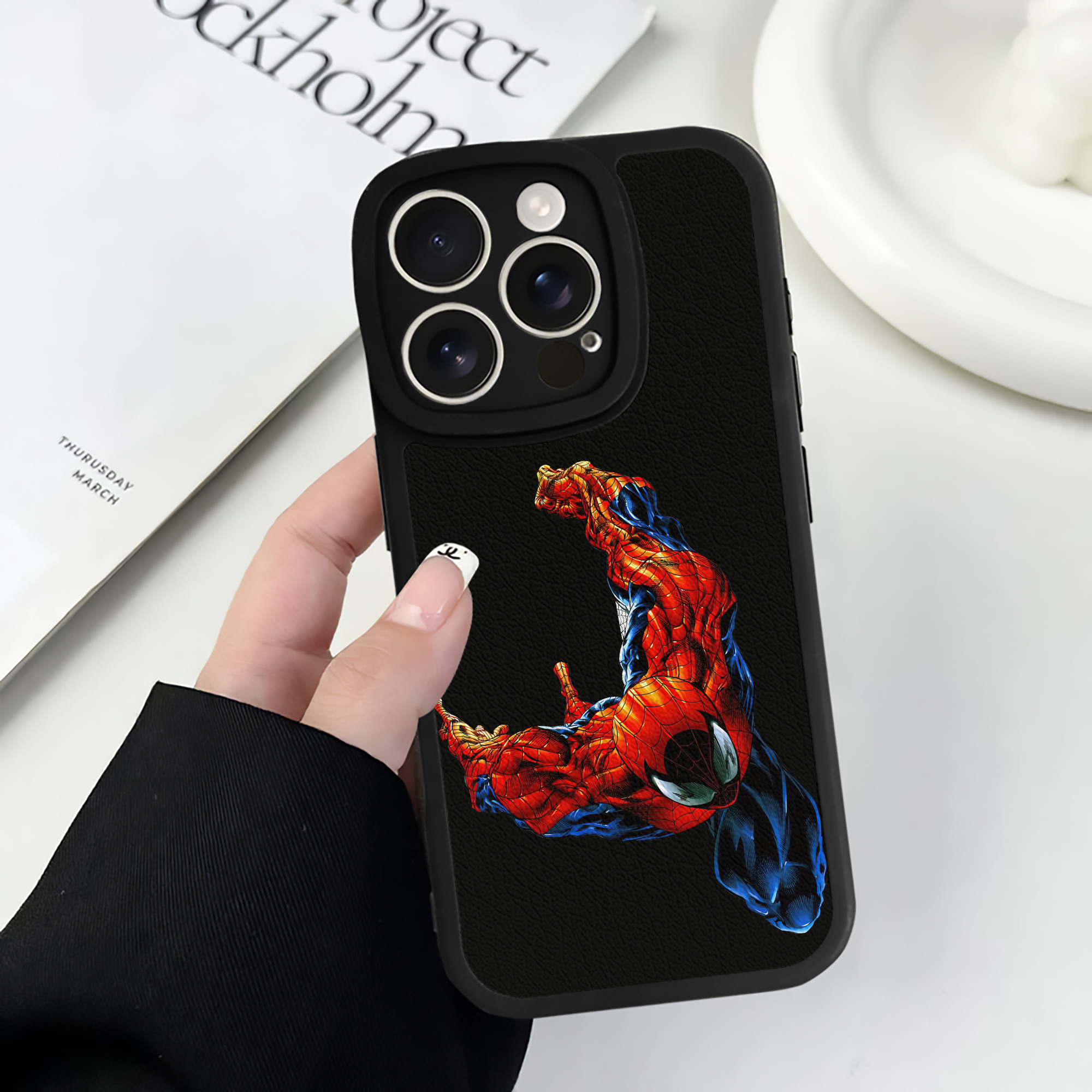 Spider Man スパイダーマン 【iPhone 16シリーズ対応】シリコンスマホケース（レザー調） 材質：シリコン